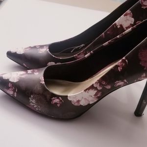 Christian Siriano Black Floral Habit Pointed Pump